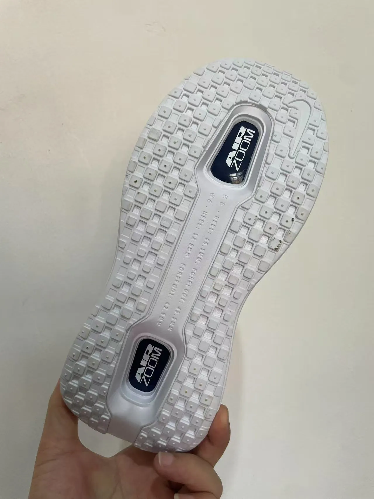 Nike সাদা লাল ইঞ্জিনিয়ার্ড জালি উপরের অংশ দ্বৈত দৃশ্যমান Air Zoom Units রানিং জুতা 2