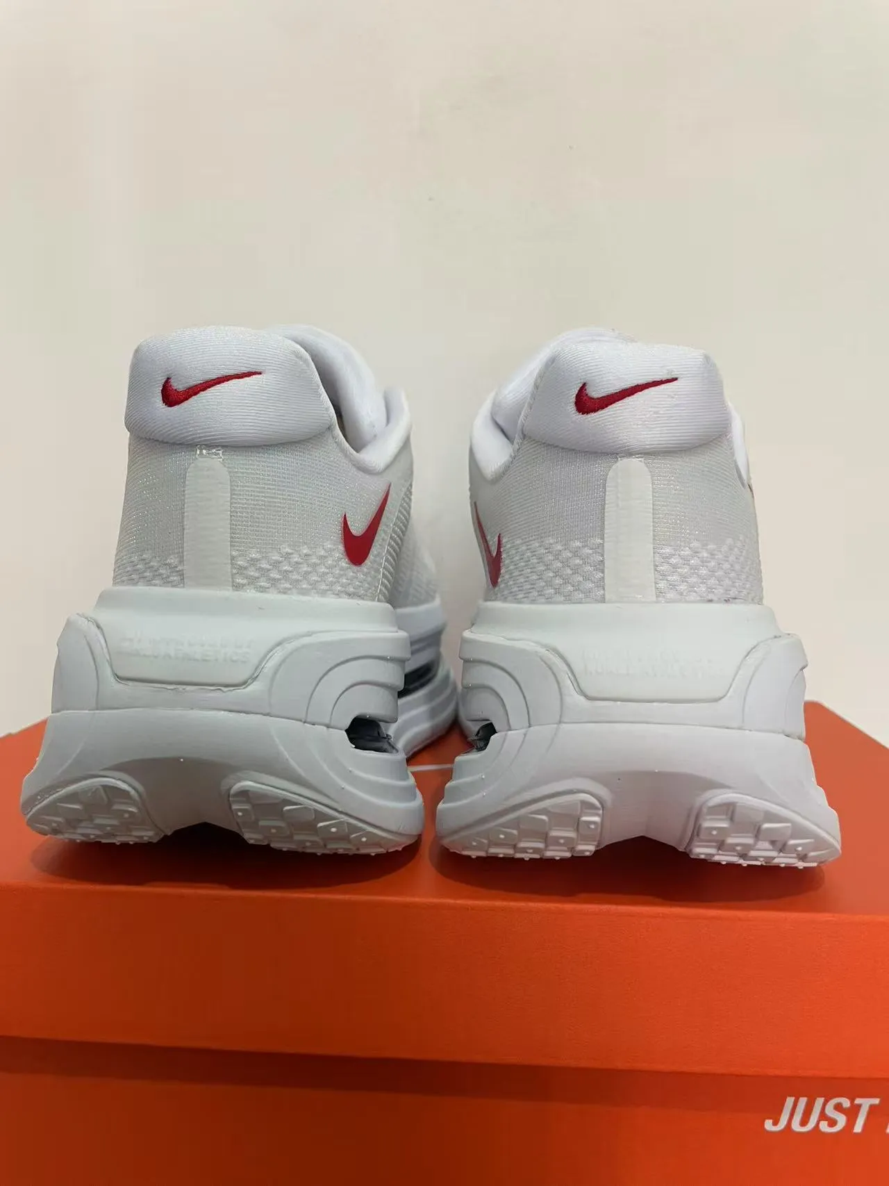 Nike সাদা লাল ইঞ্জিনিয়ার্ড জালি উপরের অংশ দ্বৈত দৃশ্যমান Air Zoom Units রানিং জুতা 4
