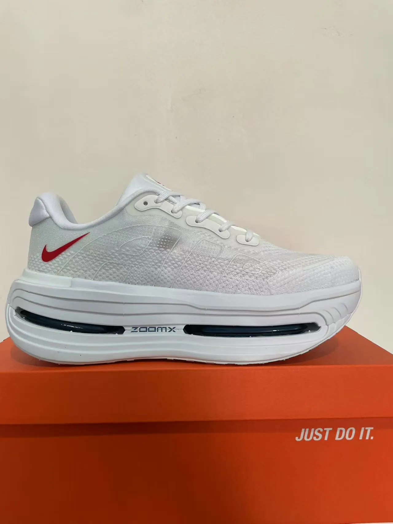 Nike সাদা লাল ইঞ্জিনিয়ার্ড জালি উপরের অংশ দ্বৈত দৃশ্যমান Air Zoom Units রানিং জুতা 5