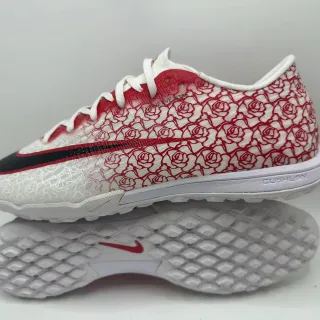Nike Zapatillas de fútbol indoor con upper textil blanco y rojo con impresión de rosa, cuello bajo