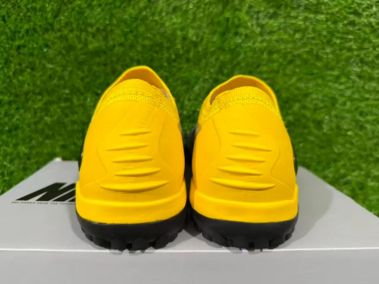 Nike Yellow Purple Low-Cut Knit Upper Conical Studs Turf Soccer Shoes 2