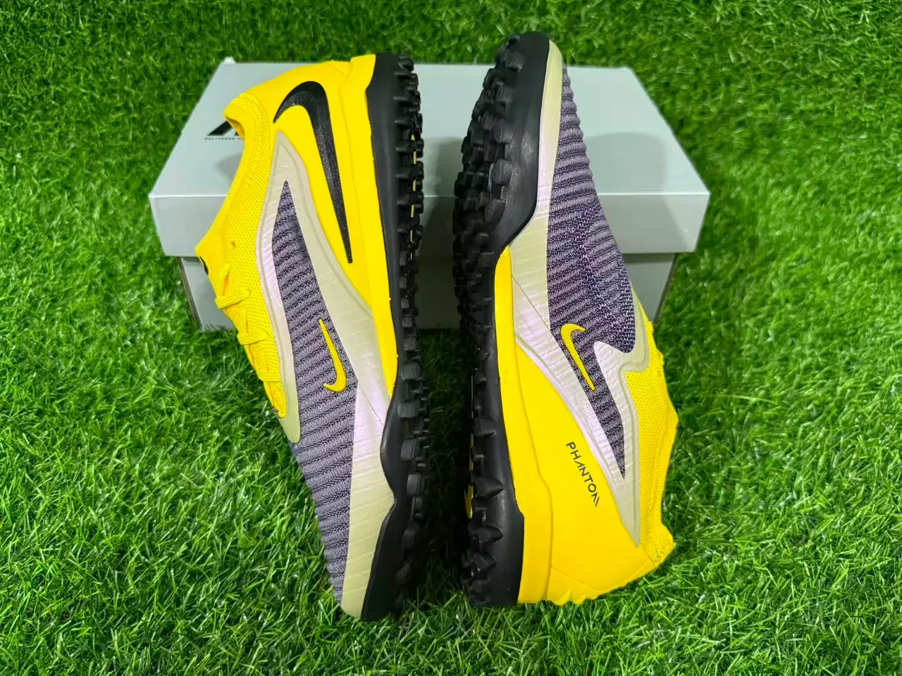 Nike Yellow Purple Low-Cut Knit Upper Conical Studs Turf Soccer Shoes 3