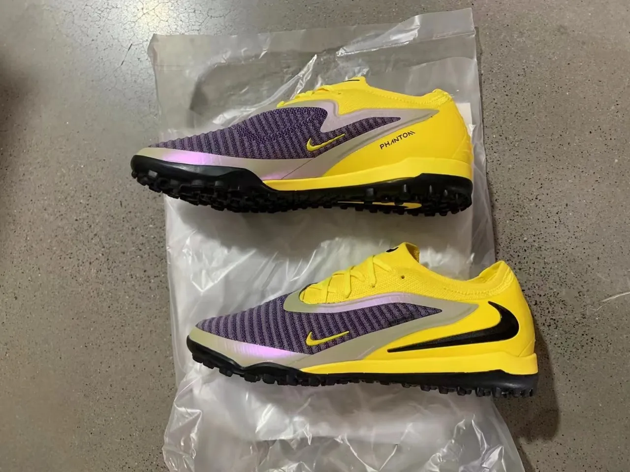 Nike Yellow Purple Low-Cut Knit Upper Conical Studs Turf Soccer Shoes 9