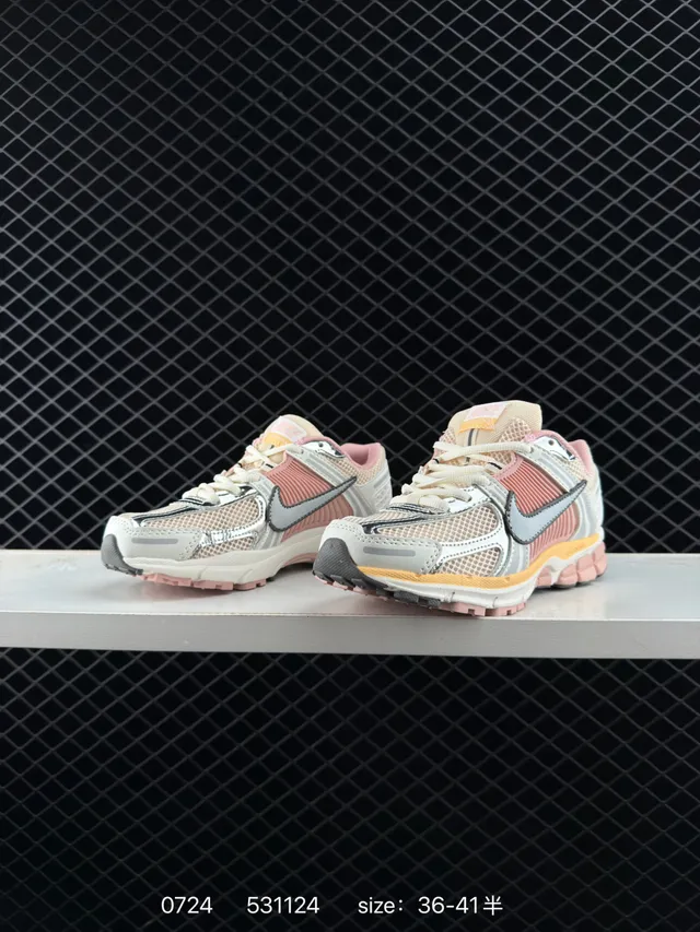 Nike Zoom Vomero 5 SP Pink and Cream Tênis de corrida 2