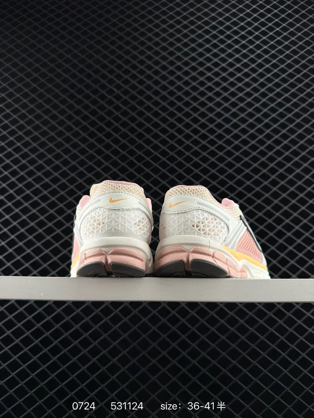 Nike Zoom Vomero 5 SP Pink and Cream Tênis de corrida 3
