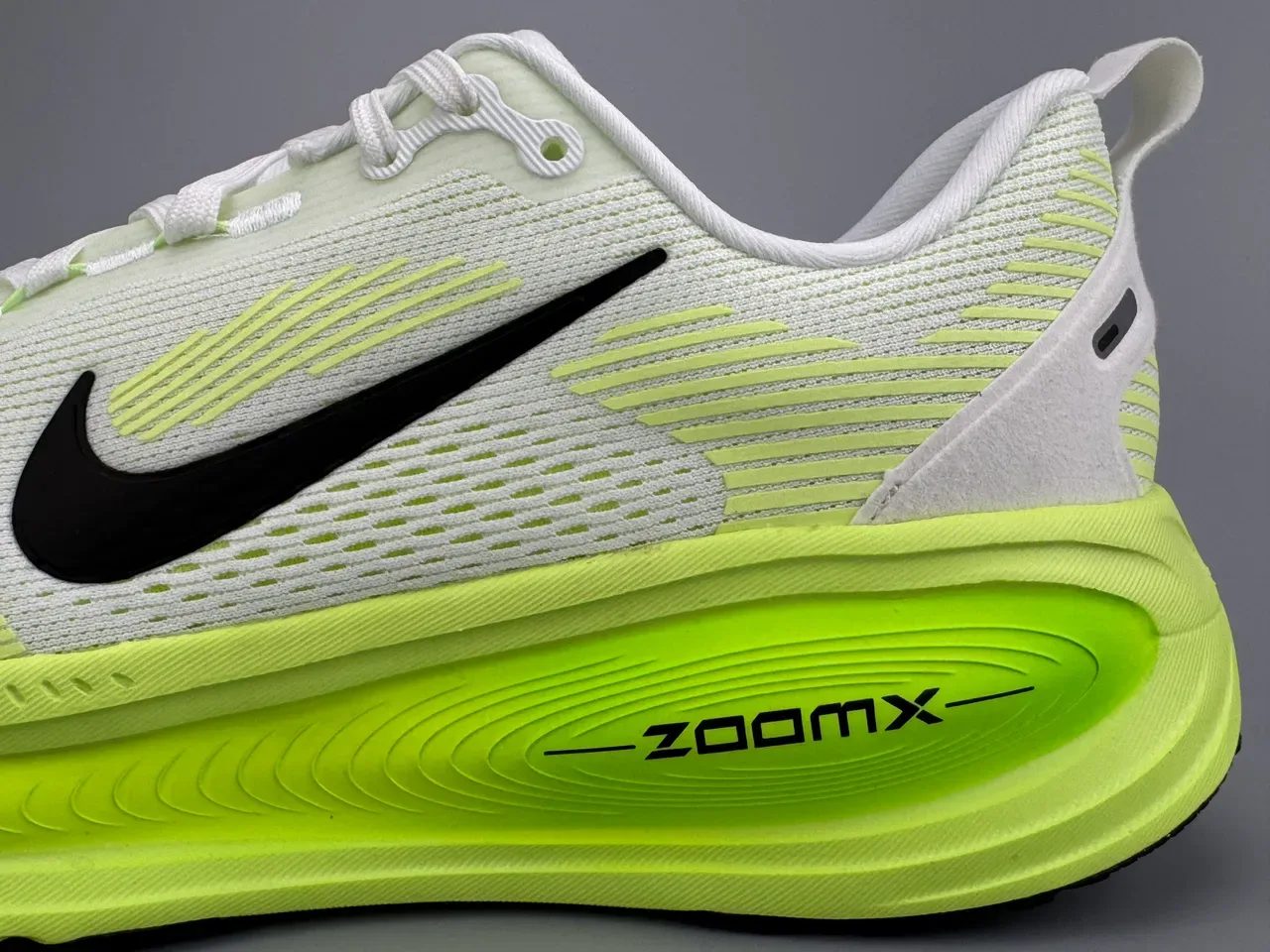 नाइके ZoomX Invincible Run सफेद पीला इंजीनियरड किनिट अपर वेव पैटर्न मिडसोल रनिंग शूज़ 7