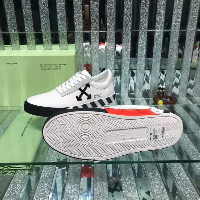 Off-White কালো লো-টপ ইন্ডাস্ট্রিয়াল ডিটেইলিং লাইফস্টাইল স্নিকার 2
