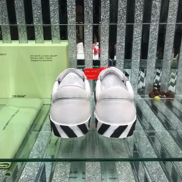 Off-White কালো লো-টপ ইন্ডাস্ট্রিয়াল ডিটেইলিং লাইফস্টাইল স্নিকার 3