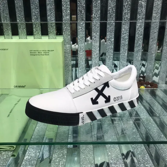 Off-White কালো লো-টপ ইন্ডাস্ট্রিয়াল ডিটেইলিং লাইফস্টাইল স্নিকার 4