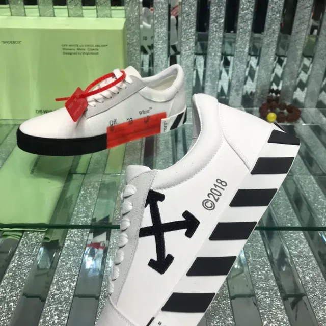 Off-White কালো লো-টপ ইন্ডাস্ট্রিয়াল ডিটেইলিং লাইফস্টাইল স্নিকার 5