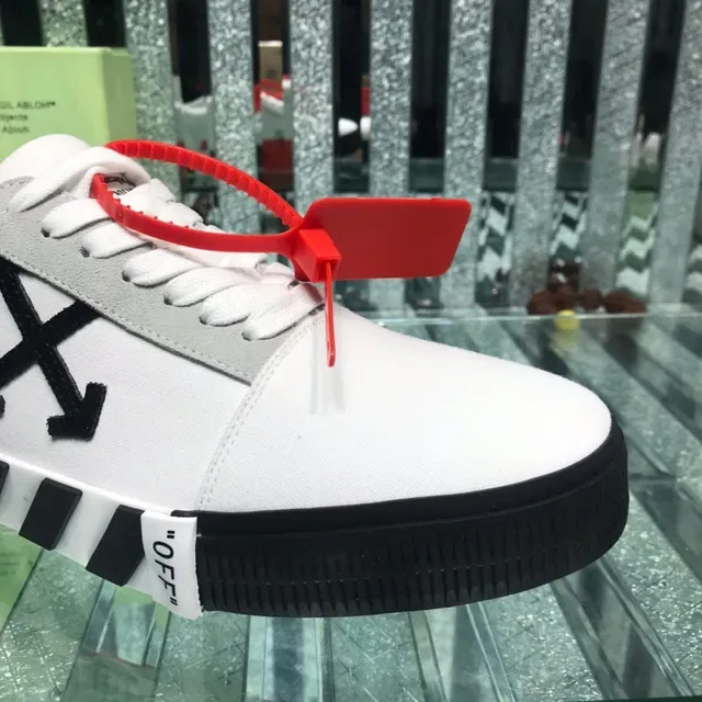 Off-White কালো লো-টপ ইন্ডাস্ট্রিয়াল ডিটেইলিং লাইফস্টাইল স্নিকার 6