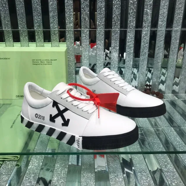 Off-White কালো লো-টপ ইন্ডাস্ট্রিয়াল ডিটেইলিং লাইফস্টাইল স্নিকার 7