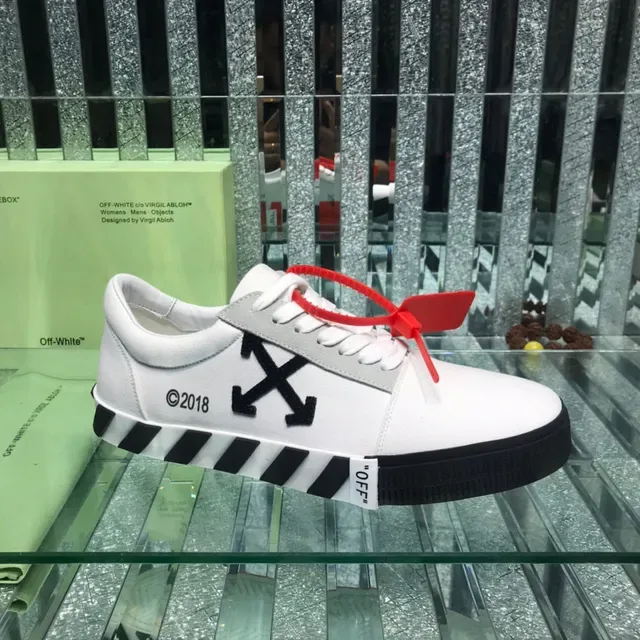 Off-White কালো লো-টপ ইন্ডাস্ট্রিয়াল ডিটেইলিং লাইফস্টাইল স্নিকার 9