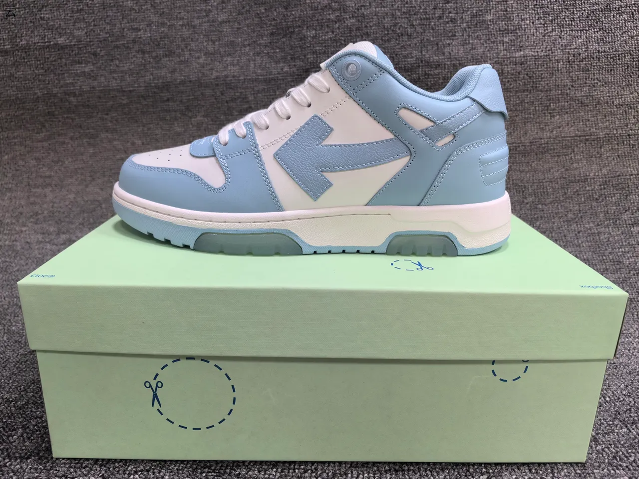 Off-White चलने के लिए सफेद और हल्का नीला लाइफस्टाइल स्नीकर 7