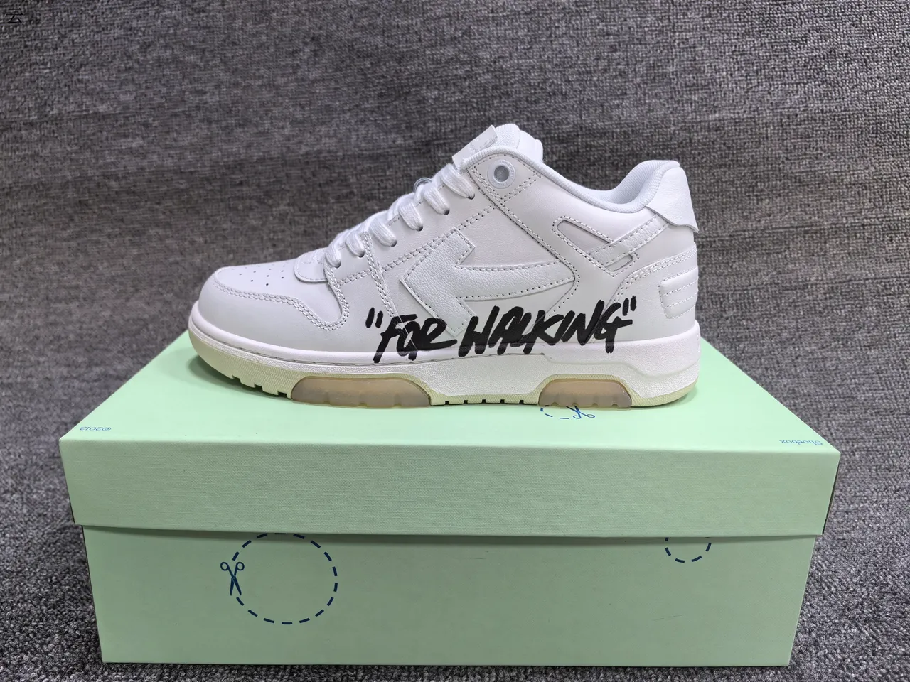 Off-White चलने के लिए सफेद और हल्का नीला लाइफस्टाइल स्नीकर 9