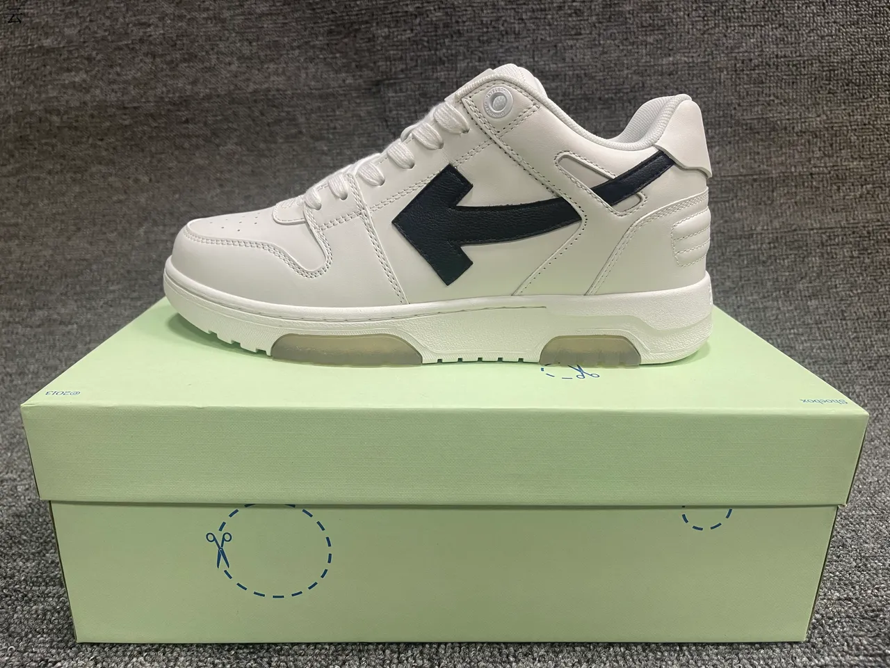 Off-White चलने के लिए सफेद और हल्का नीला लाइफस्टाइल स्नीकर 12