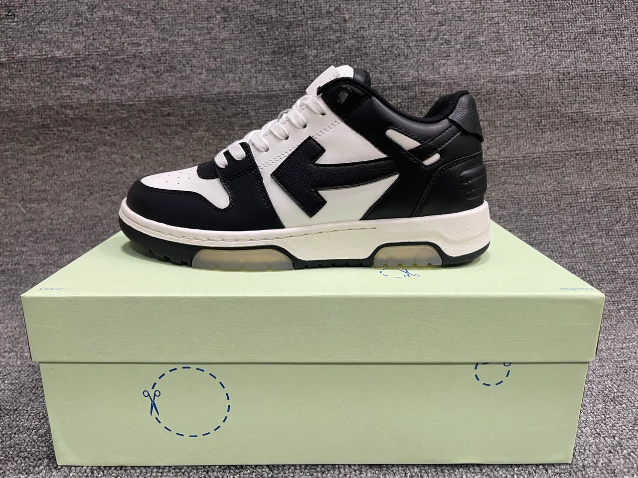 Off-White चलने के लिए सफेद और हल्का नीला लाइफस्टाइल स्नीकर 15