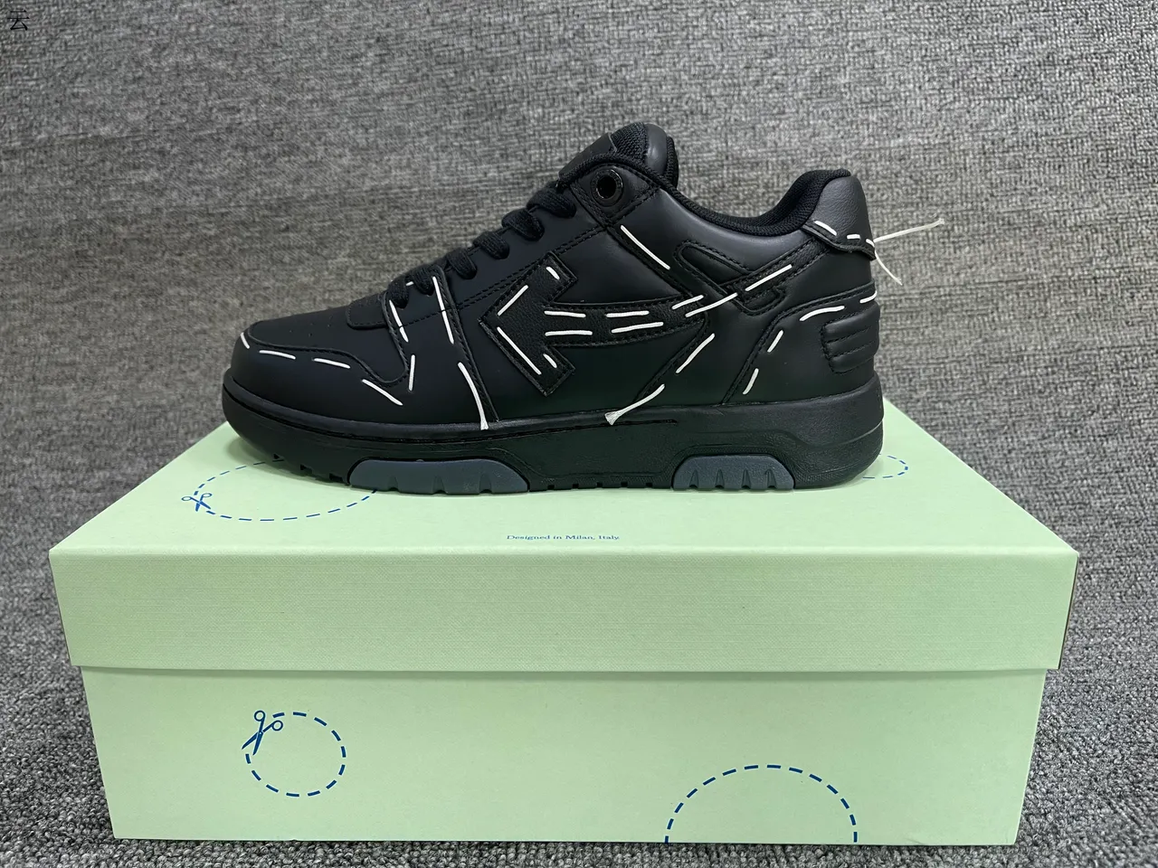 Off-White चलने के लिए सफेद और हल्का नीला लाइफस्टाइल स्नीकर 18