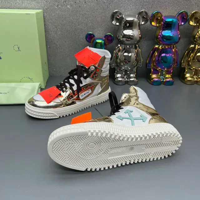 Off-White Sneakers Lifestyle com Painéis Metálicos Dourados High-Top 2