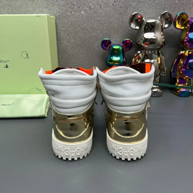Off-White Sneakers Lifestyle com Painéis Metálicos Dourados High-Top 3