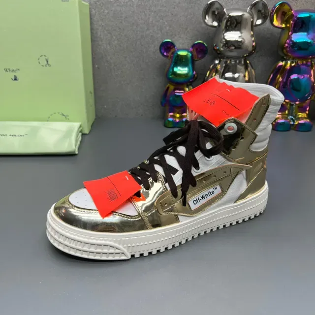Off-White Sneakers Lifestyle com Painéis Metálicos Dourados High-Top 4