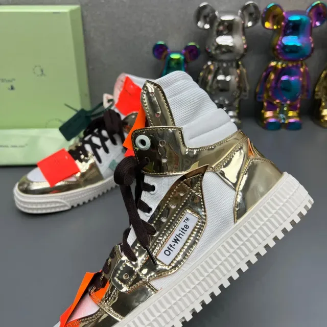 Off-White Sneakers Lifestyle com Painéis Metálicos Dourados High-Top 5