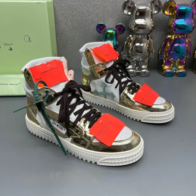 Off-White Sneakers Lifestyle com Painéis Metálicos Dourados High-Top 6