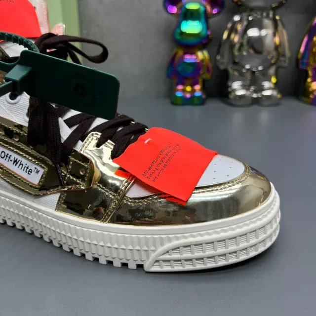 Off-White Sneakers Lifestyle com Painéis Metálicos Dourados High-Top 7