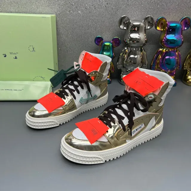 Off-White Sneakers Lifestyle com Painéis Metálicos Dourados High-Top 8