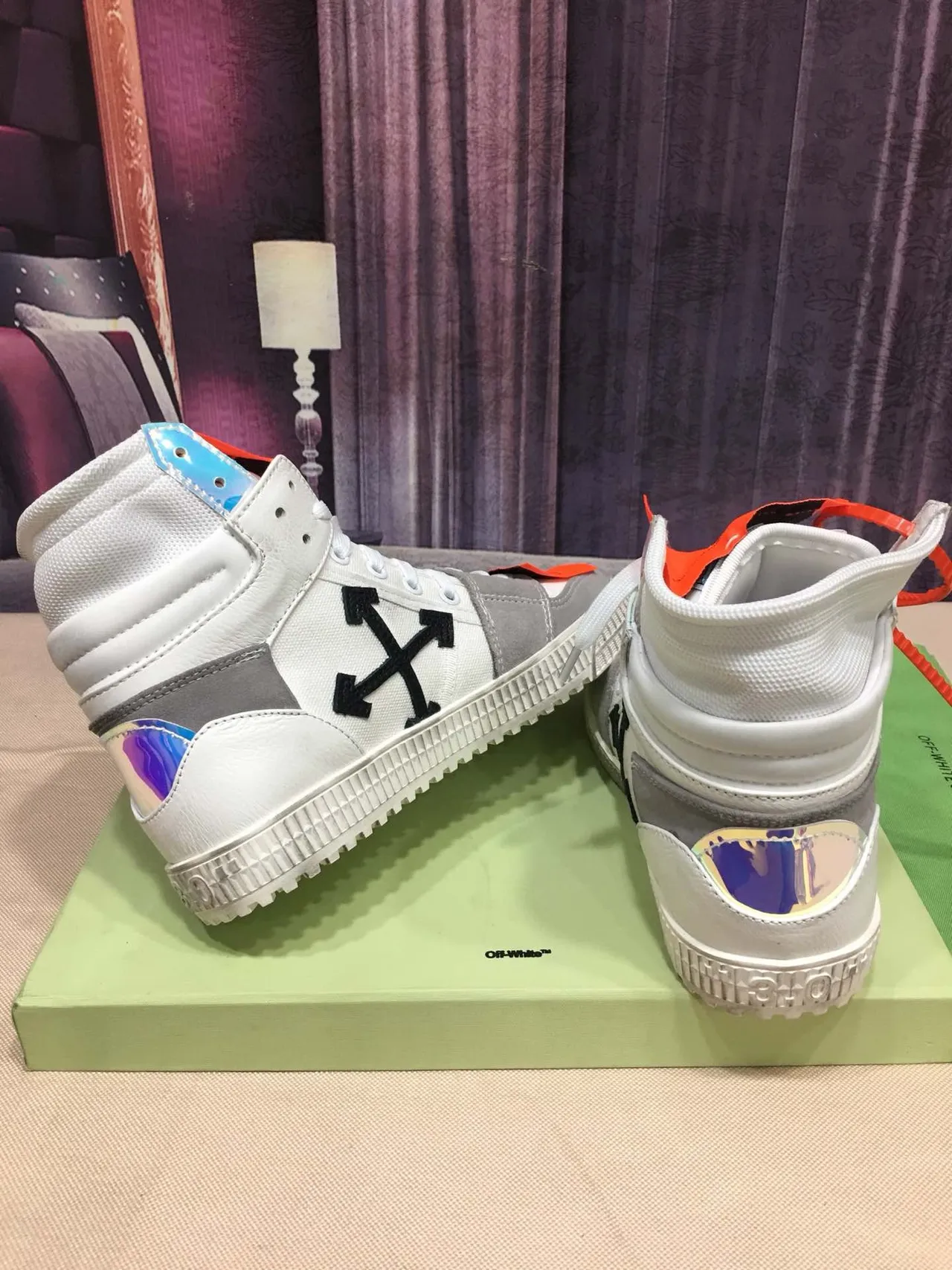 Off-White 灰色高帮全息面板生活方式运动鞋 3