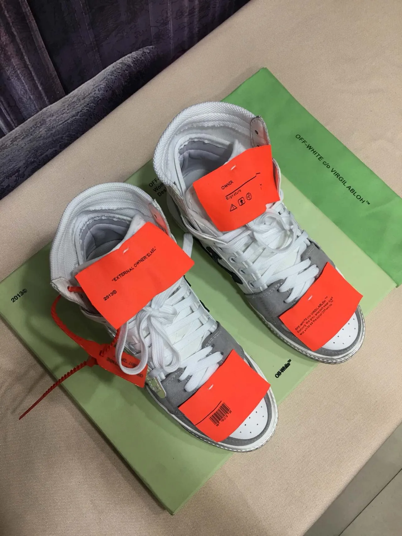 Off-White 灰色高帮全息面板生活方式运动鞋 6