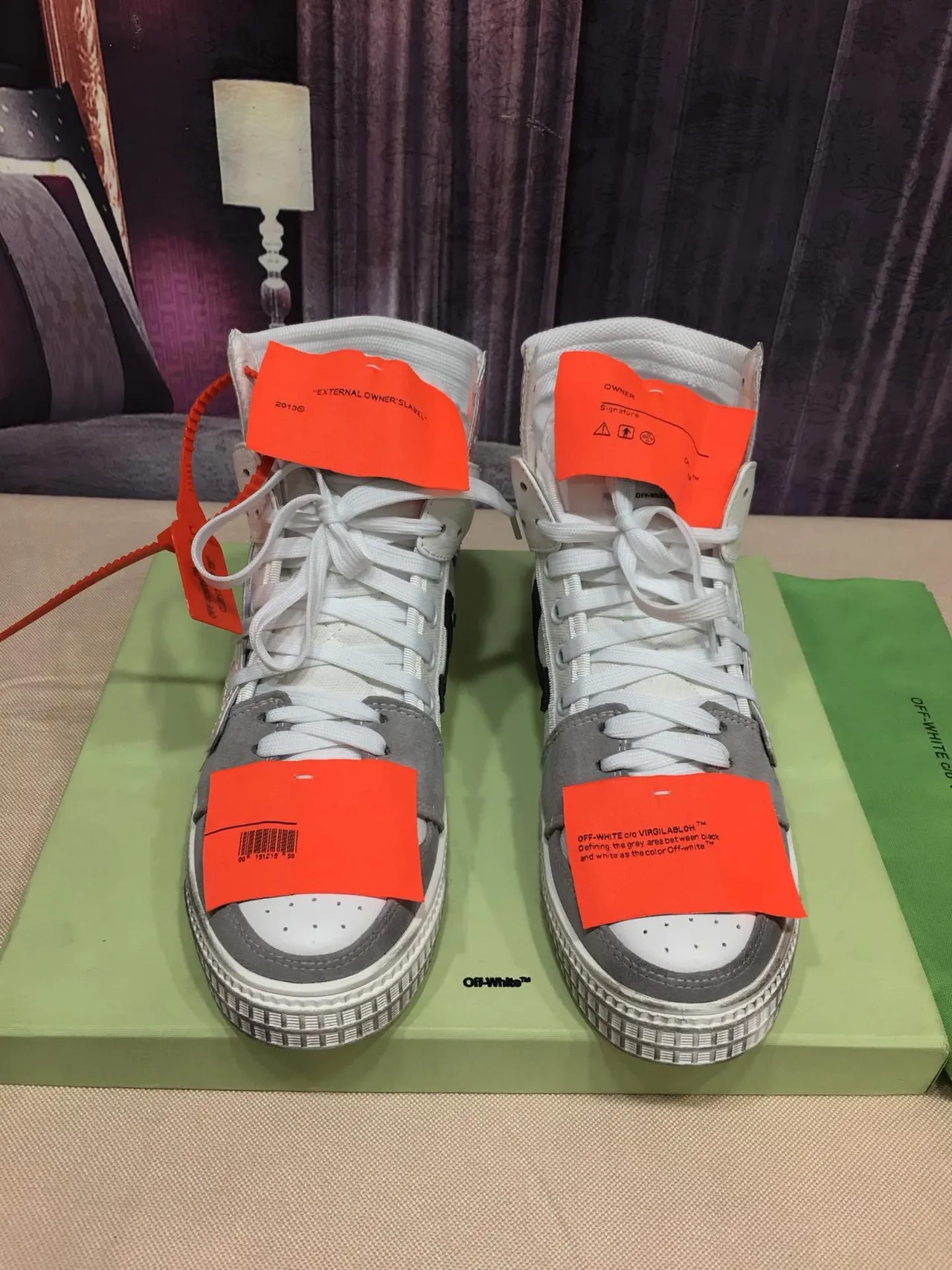 Off-White 灰色高帮全息面板生活方式运动鞋 9