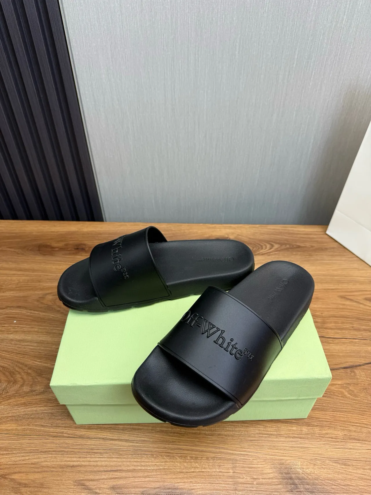 Off-White Slide zapatilla negra de goma moldeada 3
