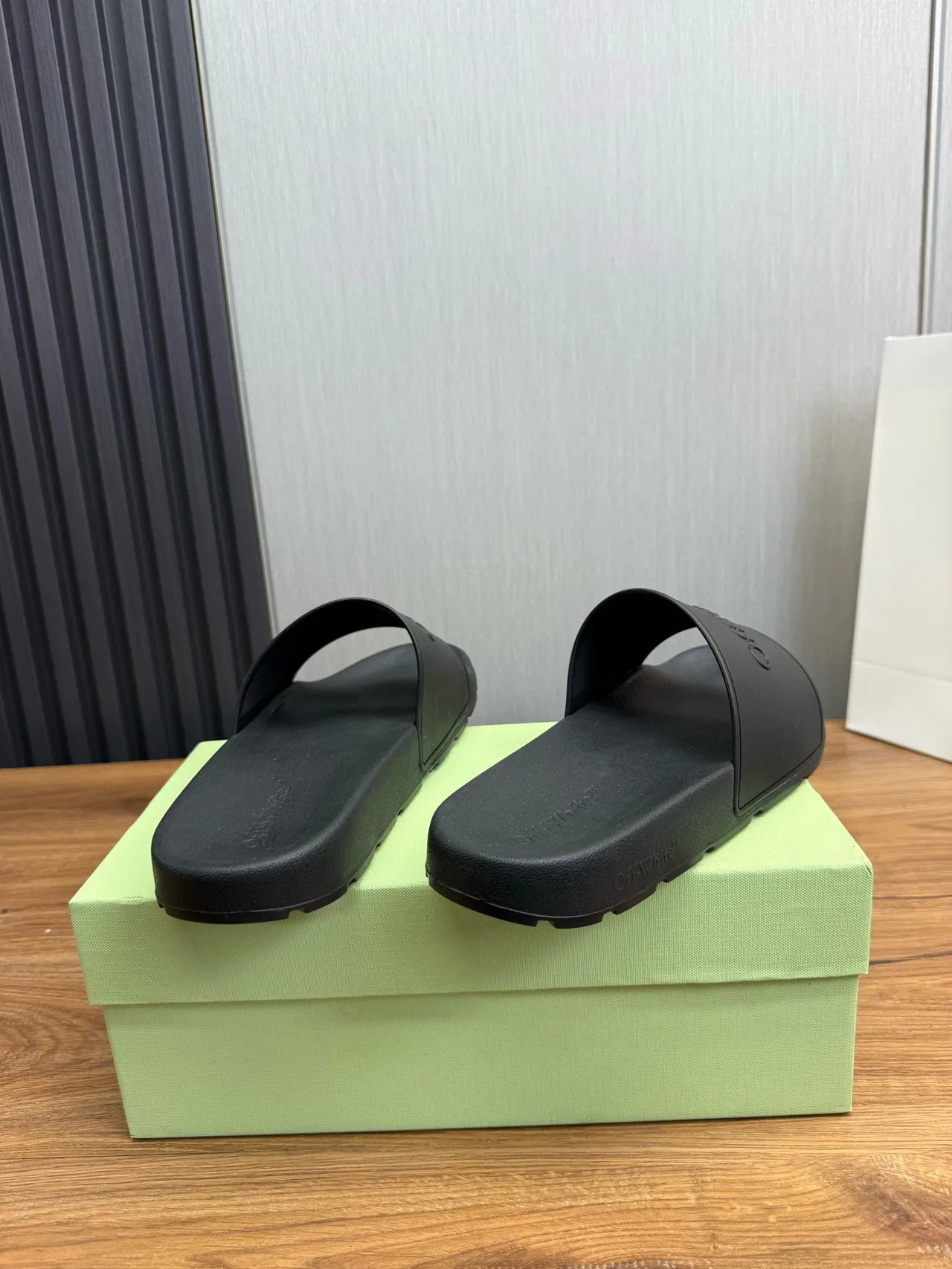 Off-White Slide zapatilla negra de goma moldeada 4