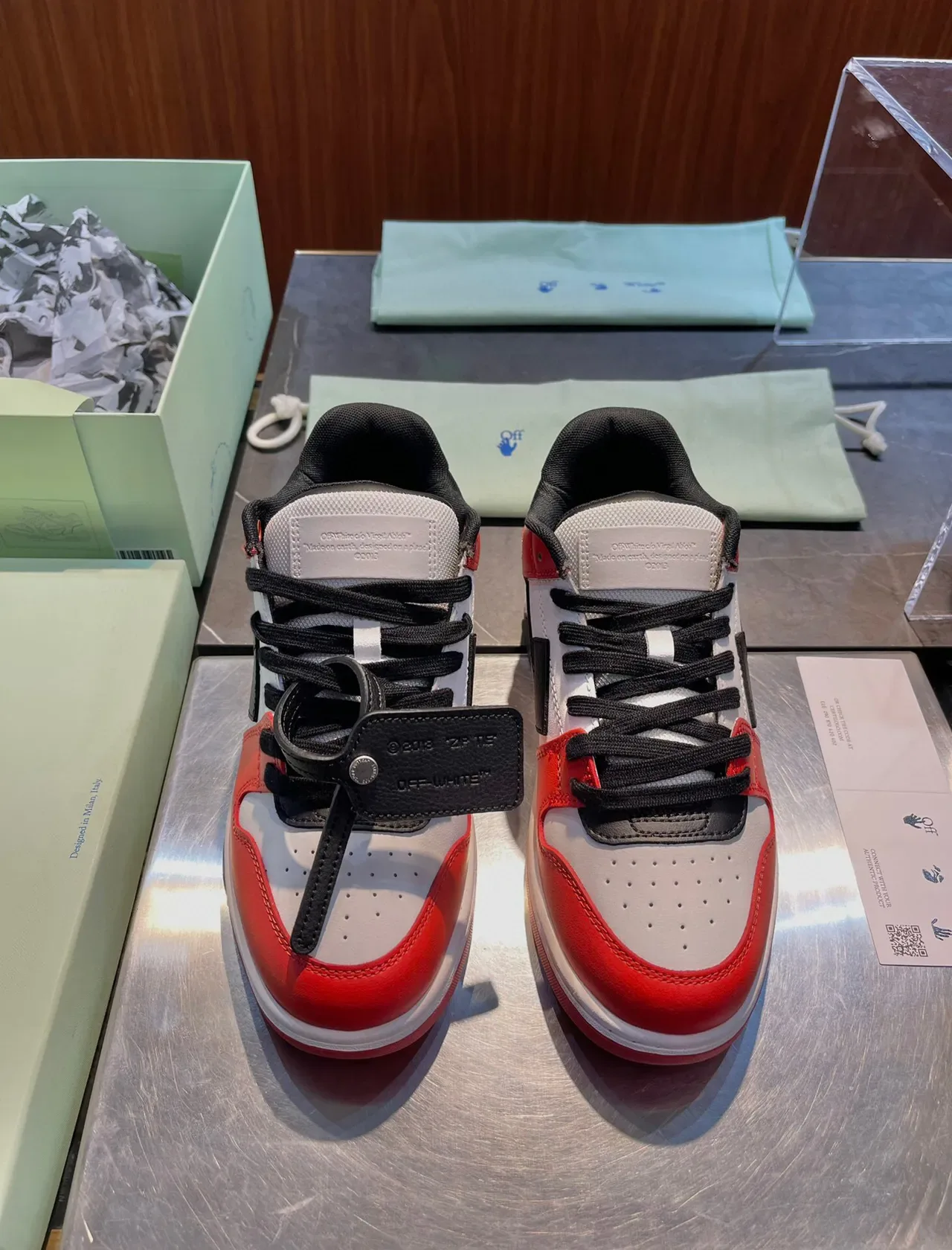 Off-White The Ten লাল ইন্ডাস্ট্রিয়াল-ইনস্পায়ার্ড অ্যারো লোগো সাইড প্যানেল লাইফস্টাইল স্নিকার 3