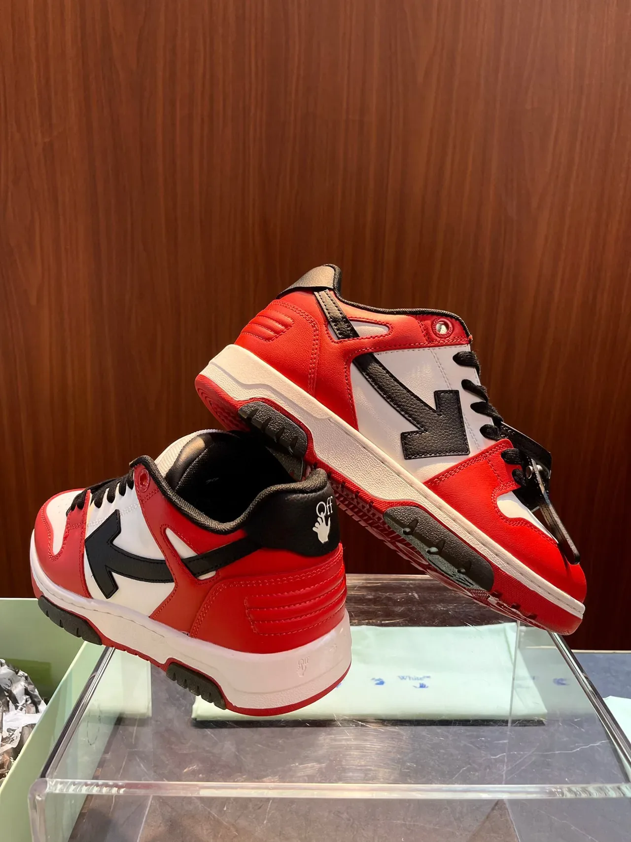 Off-White The Ten লাল ইন্ডাস্ট্রিয়াল-ইনস্পায়ার্ড অ্যারো লোগো সাইড প্যানেল লাইফস্টাইল স্নিকার 4