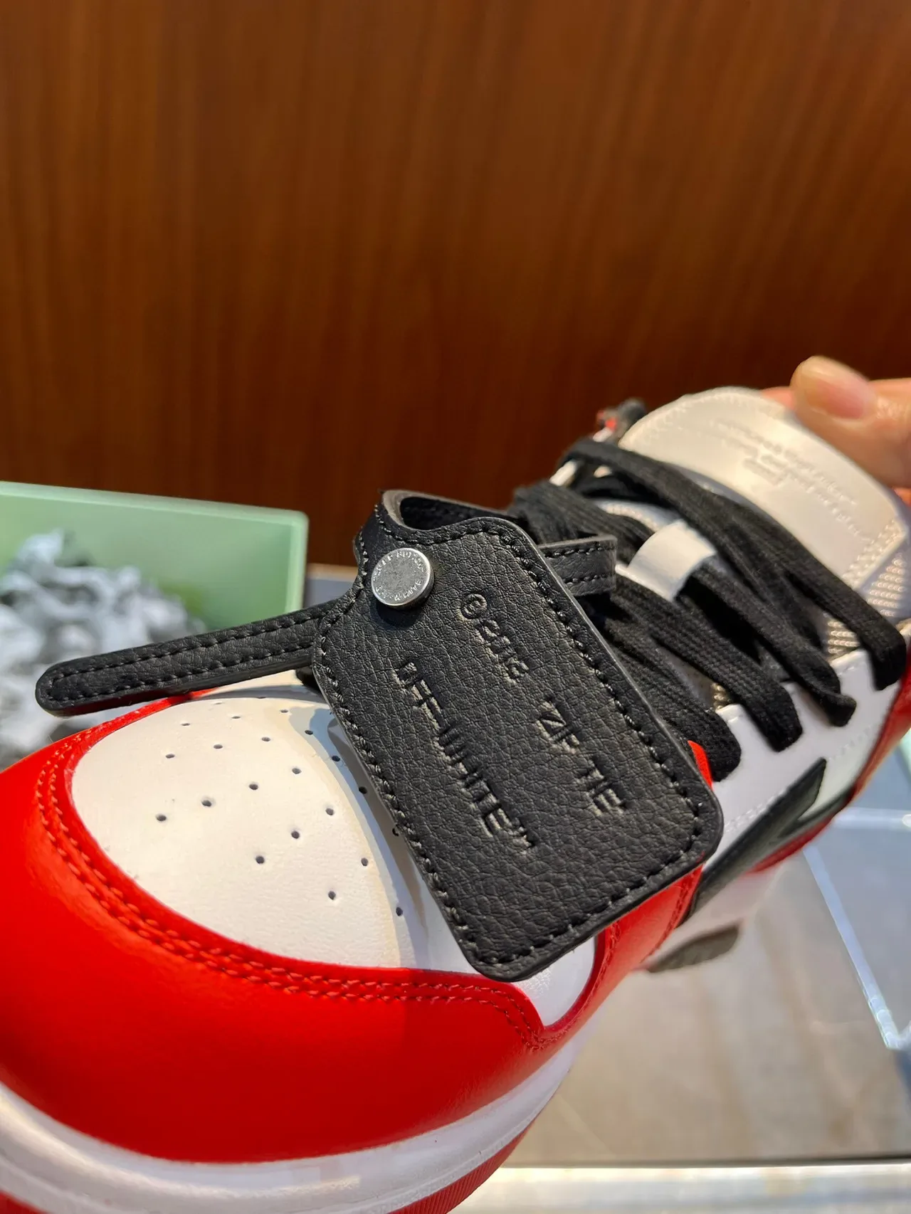 Off-White The Ten লাল ইন্ডাস্ট্রিয়াল-ইনস্পায়ার্ড অ্যারো লোগো সাইড প্যানেল লাইফস্টাইল স্নিকার 5