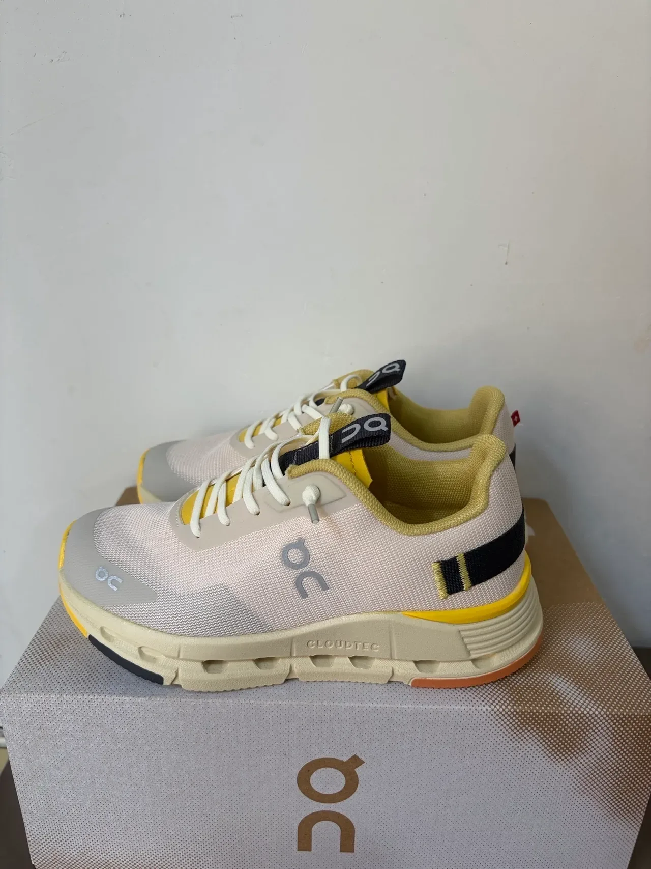 On Beige Amarillo Malla Parte Superior Abierta CloudTec Suela Intermedia Pods Zapatillas deportivas 10