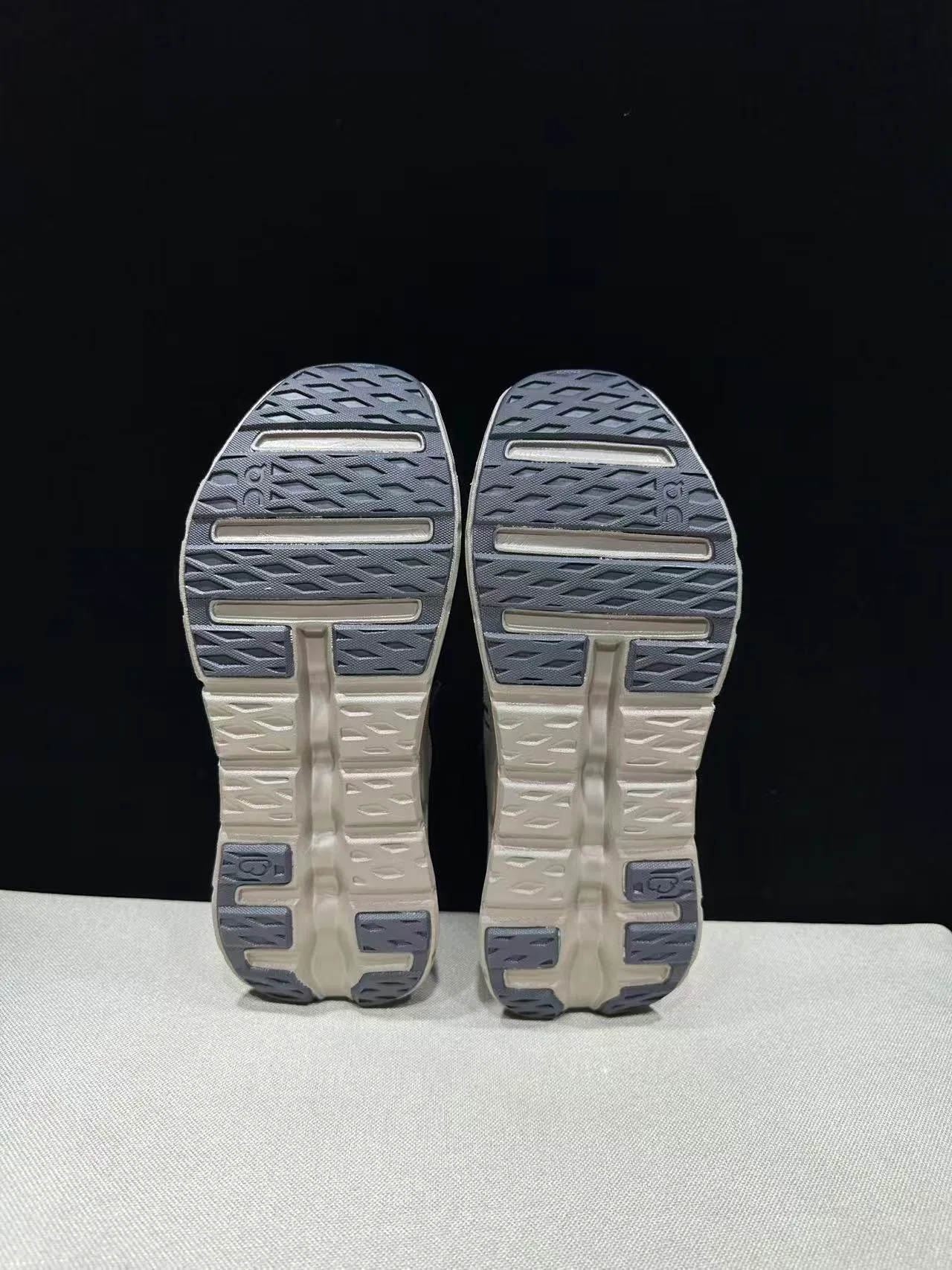 On Cloudmonster Gris métallique et taupe chaussures de course 6