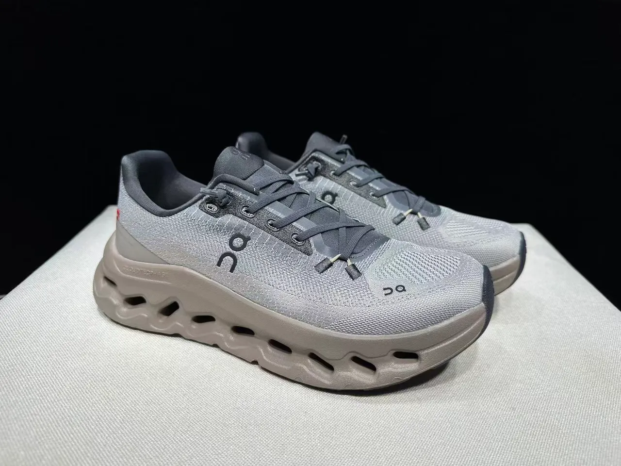 On Cloudmonster Gris métallique et taupe chaussures de course 9