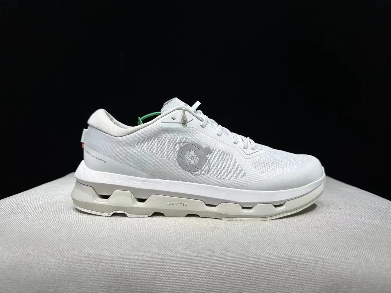 On Cloudmonster 白色跑鞋 9
