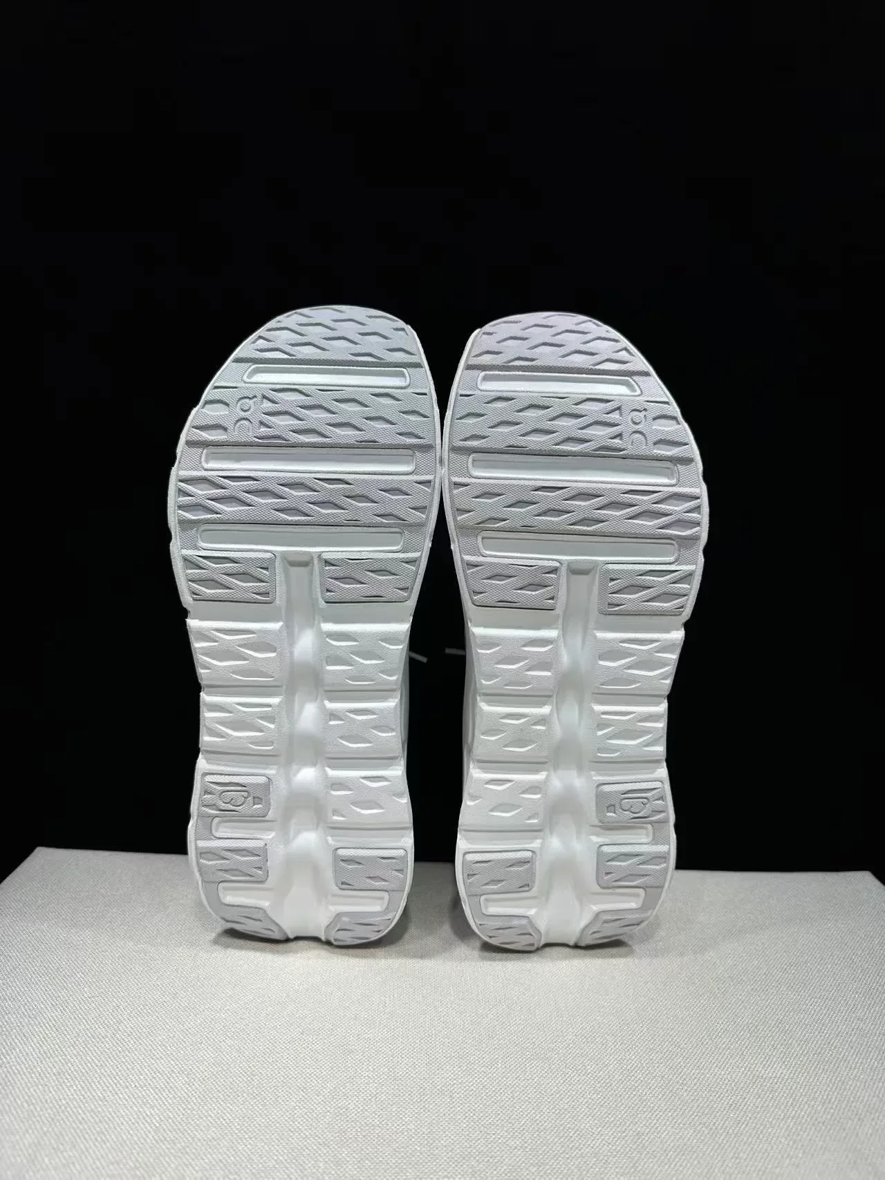 On Zapatillas Chunky Blancas Monocromáticas con Upper de Tejido 2