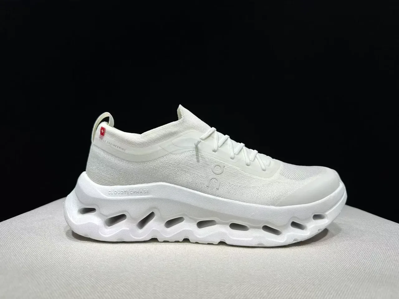 On Zapatillas Chunky Blancas Monocromáticas con Upper de Tejido 3