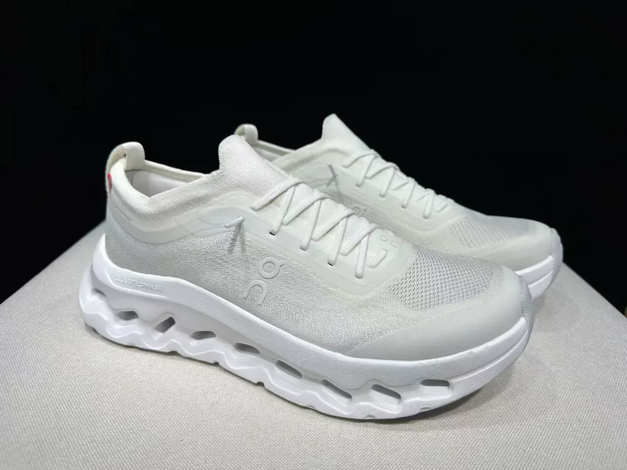 On Zapatillas Chunky Blancas Monocromáticas con Upper de Tejido 4