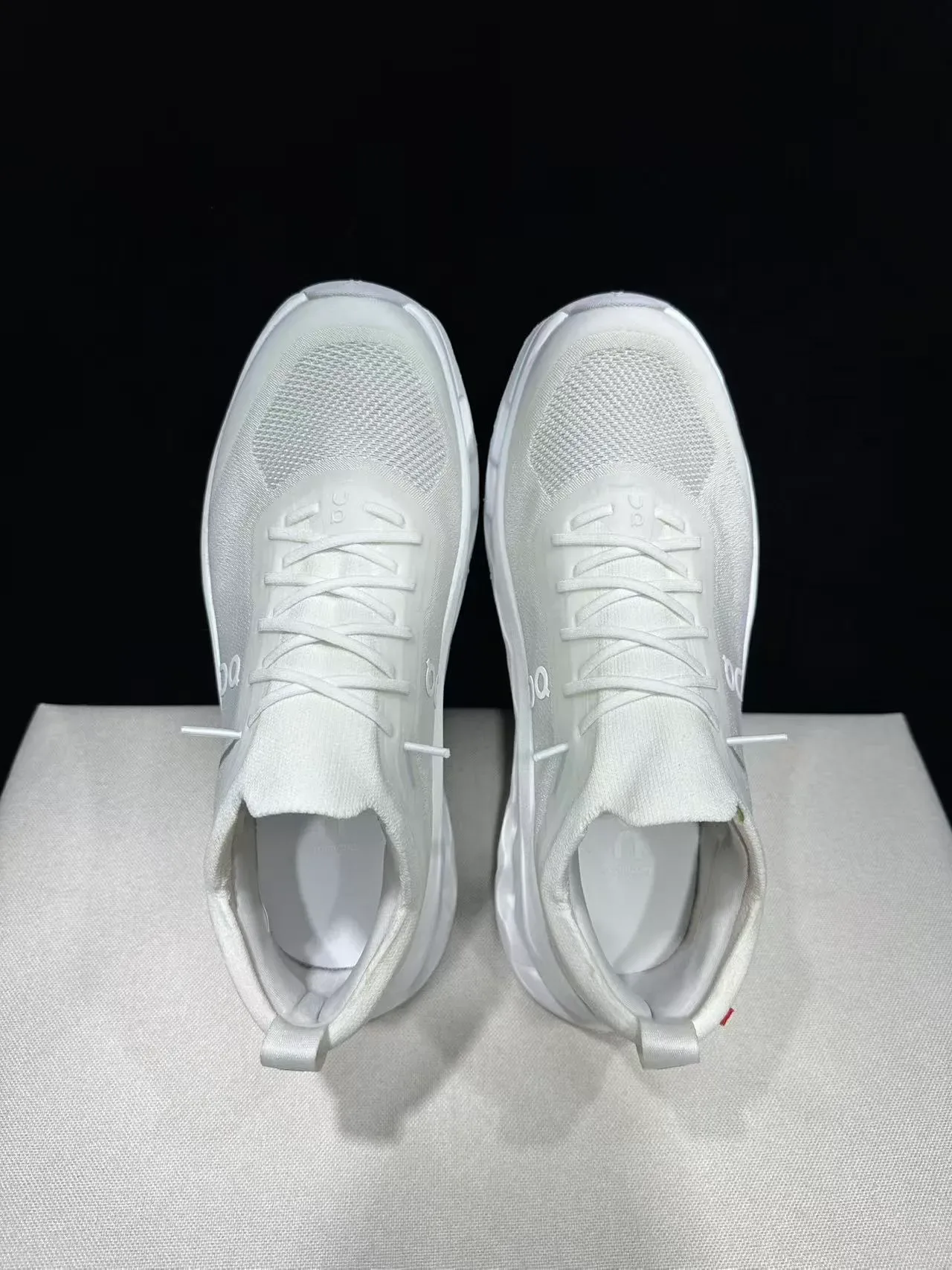 On Zapatillas Chunky Blancas Monocromáticas con Upper de Tejido 6