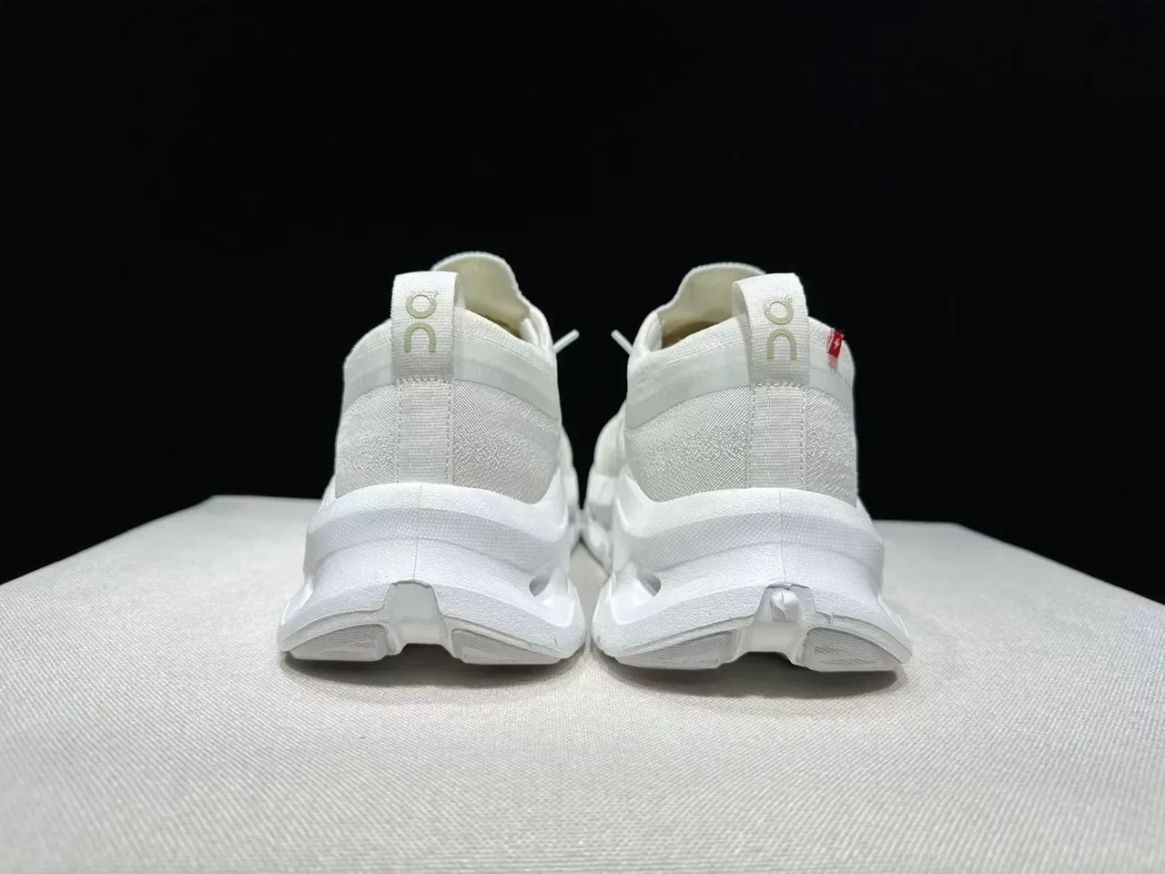 On Zapatillas Chunky Blancas Monocromáticas con Upper de Tejido 7