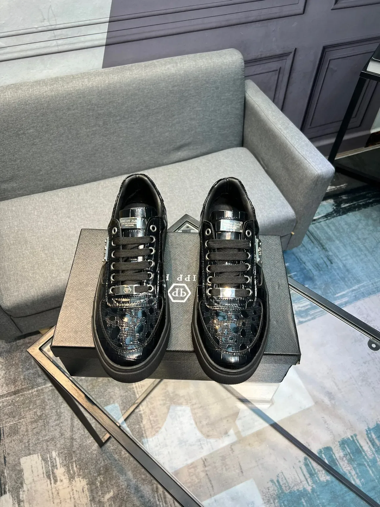 Philipp Plein Sport Zapatillas deportivas negras glossy de cuero con relieve de cocodrilo, hardware metálico y placa 2