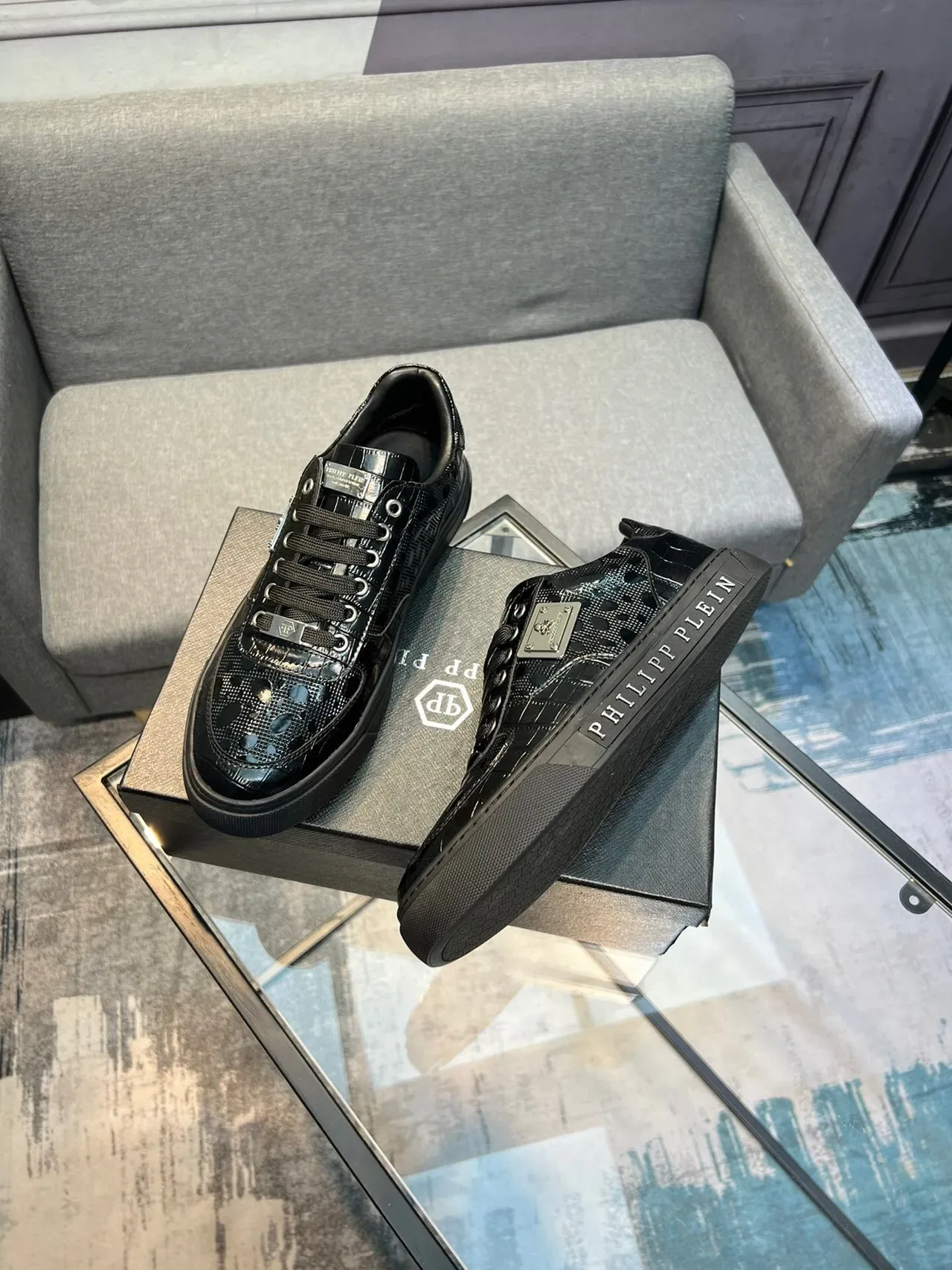 Philipp Plein Sport Zapatillas deportivas negras glossy de cuero con relieve de cocodrilo, hardware metálico y placa 3