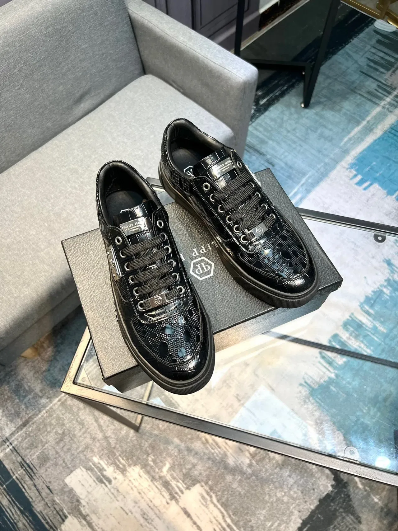 Philipp Plein Sport Zapatillas deportivas negras glossy de cuero con relieve de cocodrilo, hardware metálico y placa 4