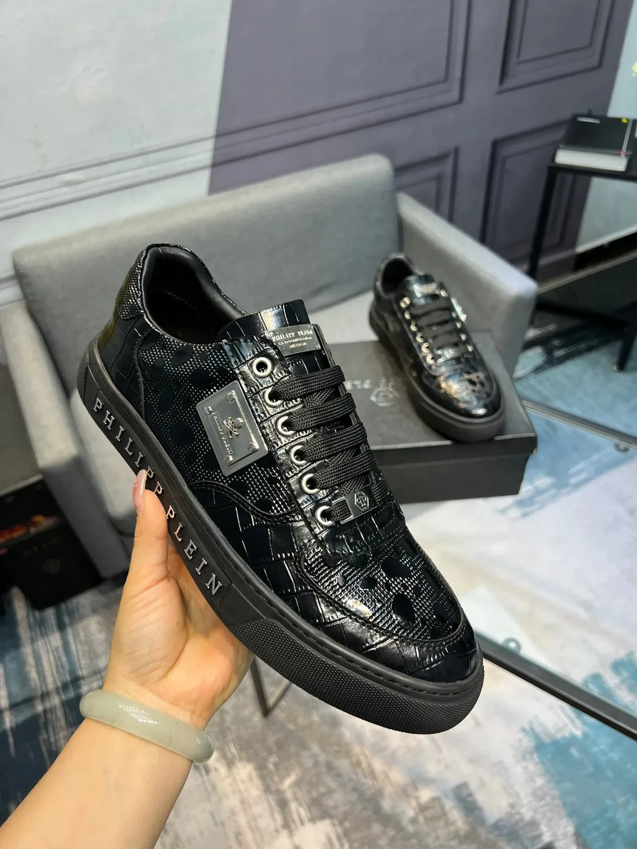 Philipp Plein Sport Zapatillas deportivas negras glossy de cuero con relieve de cocodrilo, hardware metálico y placa 5